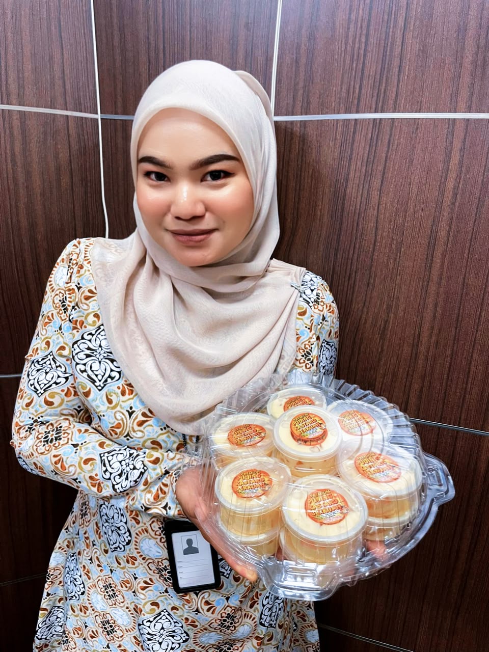 Pelanggan memegang tray mini puding