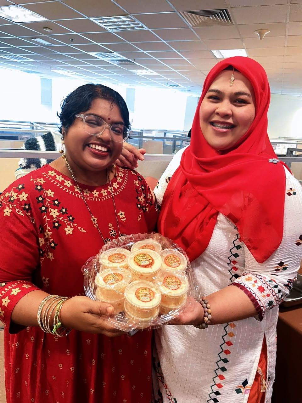 Pelanggan di pejabat memegang tray puding