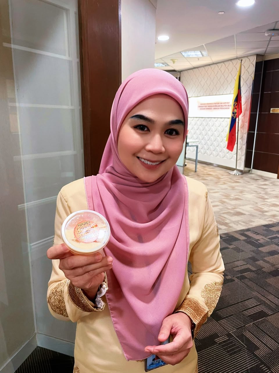 Pelanggan memegang cup puding