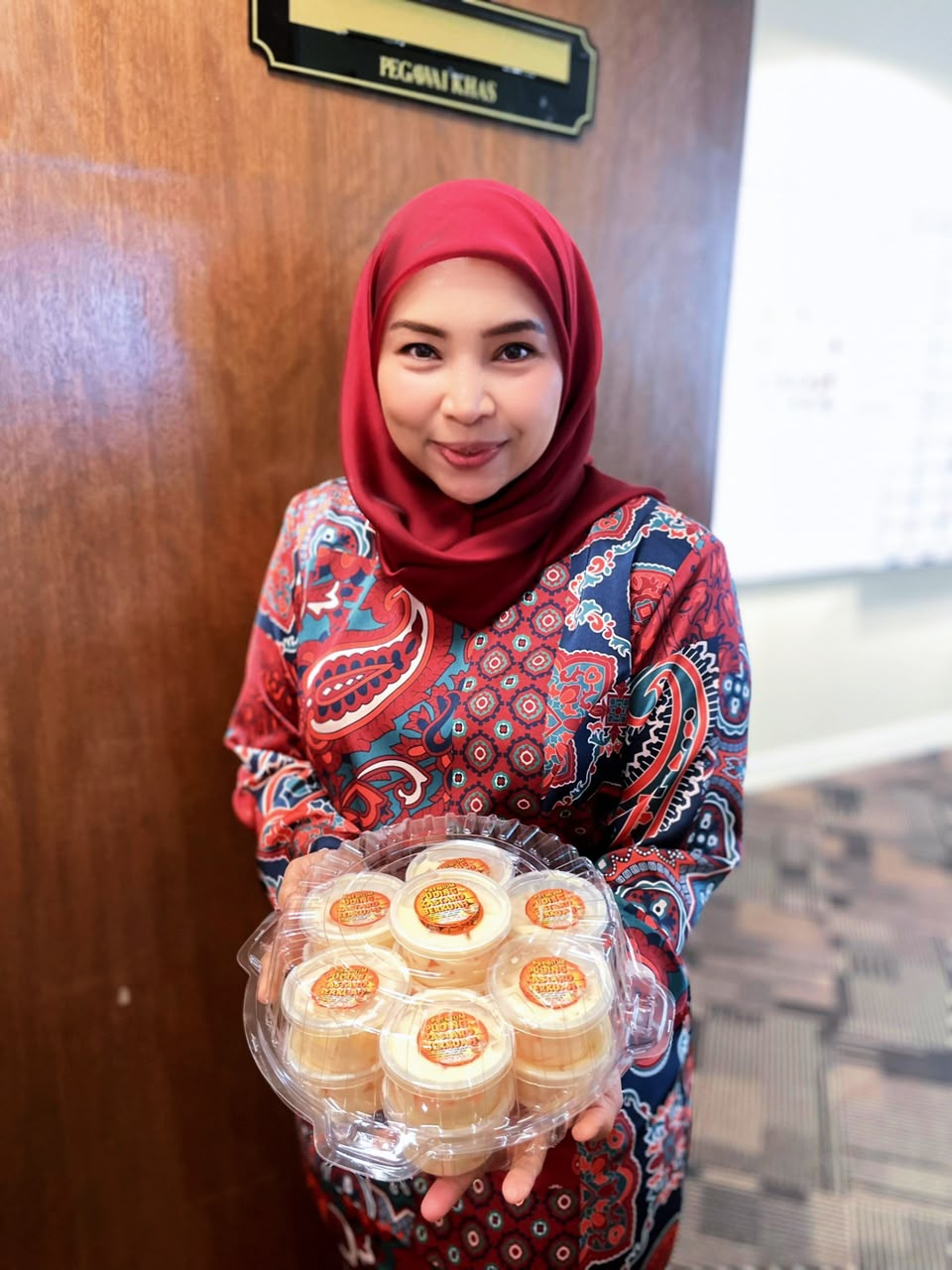 Pelanggan memegang tray puding di pejabat