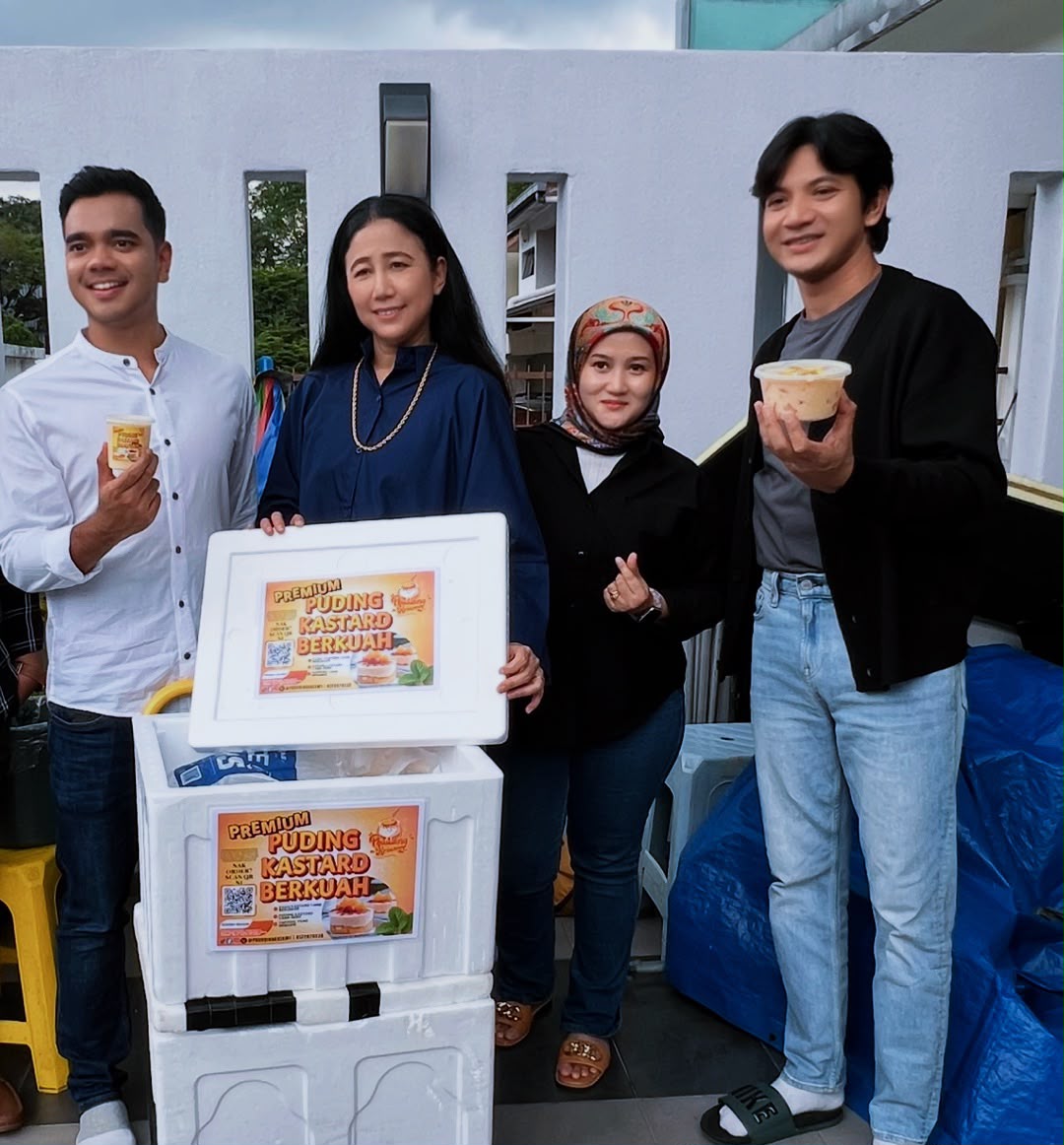 Kumpulan pelanggan dengan cooler box Puding Kastard Berkuah